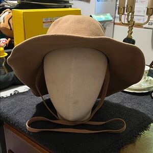 Elegant vintage women's hat by Peachloft,100% wool